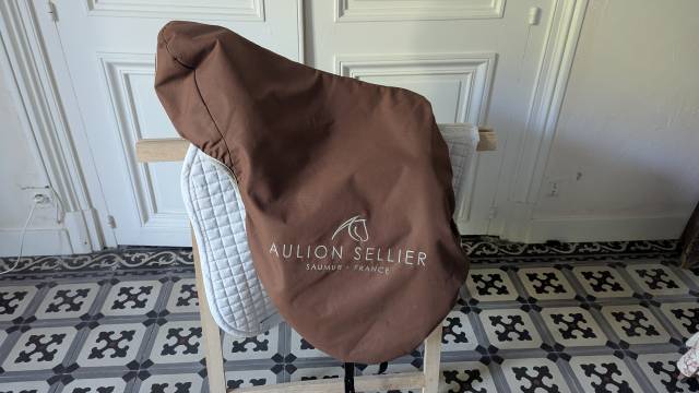 Selle de dressage Aulion 17.5 p en parfait &eacute;tat