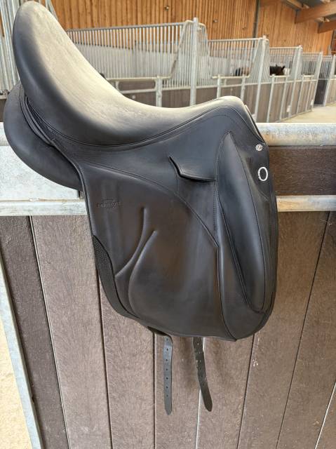 Selle de dressage noire Devoucoux 