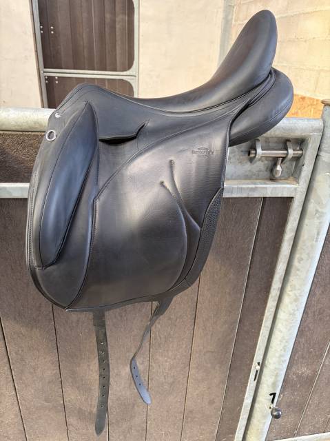 Selle de dressage noire Devoucoux 