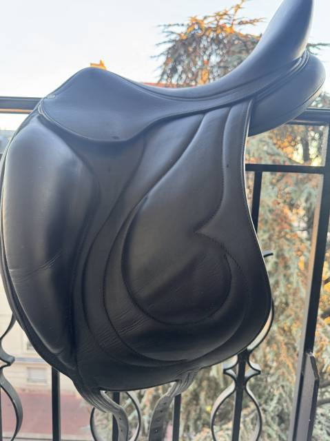 Selle antarès cadence dressage noire 17 pouces + étrier