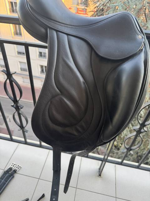 Selle Antar&egrave;s Cadence dressage noire 17 pouces + &eacute;trier