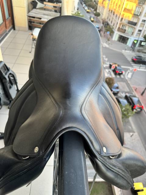 Selle Antar&egrave;s Cadence dressage noire 17 pouces + &eacute;trier