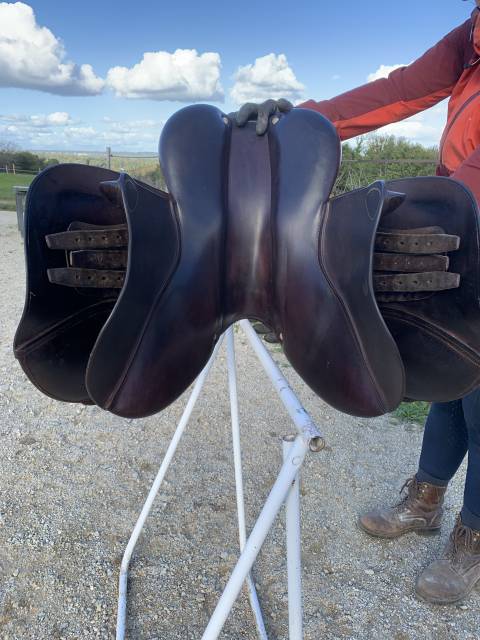 Selle CWD 17 pouces en excellent &eacute;tat 