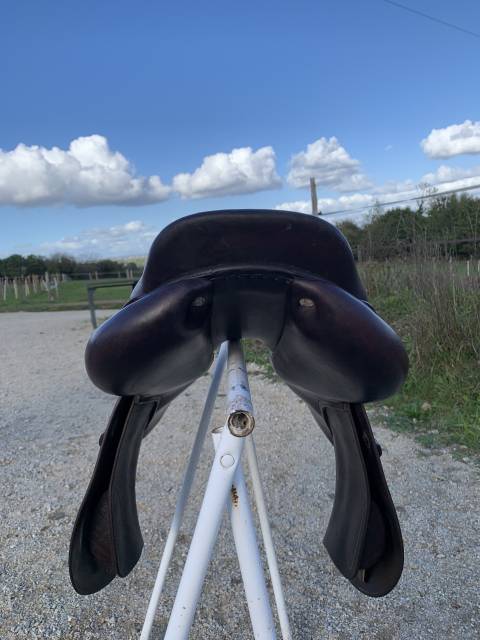 Selle CWD 17 pouces en excellent &eacute;tat 
