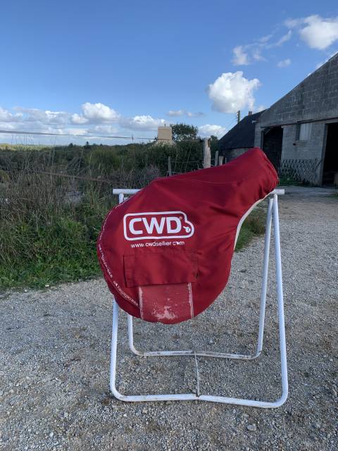 Selle CWD 17 pouces en excellent &eacute;tat 