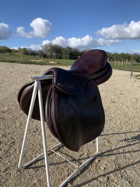 Selle CWD 17 pouces en excellent &eacute;tat 