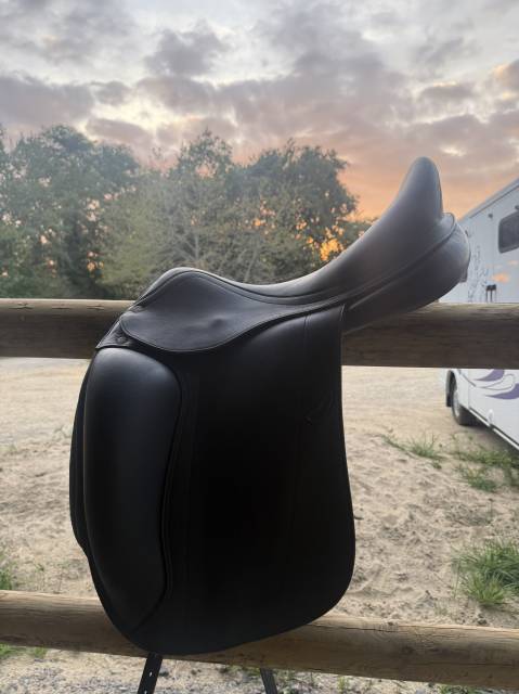 SELLE DE DRESSAGE &Eacute;QUIPE - MOD&Egrave;LE  EMPORIO