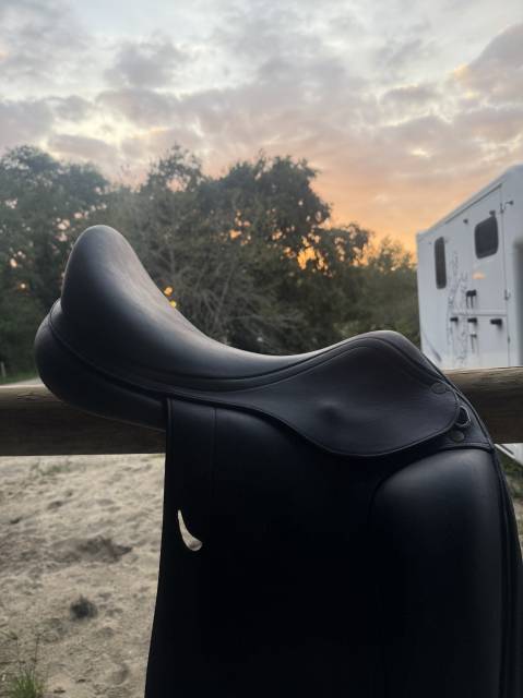 SELLE DE DRESSAGE &Eacute;QUIPE - MOD&Egrave;LE  EMPORIO