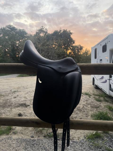 SELLE DE DRESSAGE &Eacute;QUIPE - MOD&Egrave;LE  EMPORIO