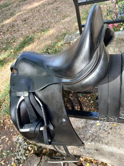 Vends selle de dressage Prestige Venus, cuir noir.