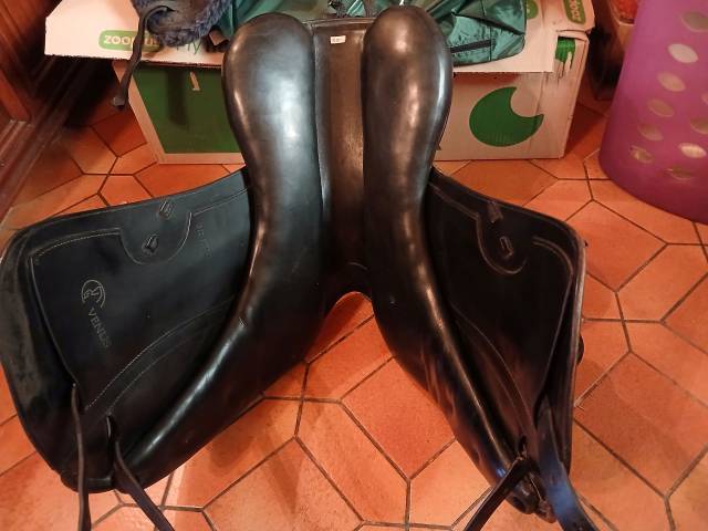 Vends selle de dressage Prestige Venus, cuir noir.
