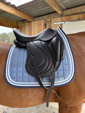 Selle dressage noir Antar&egrave;s cadence 17,5