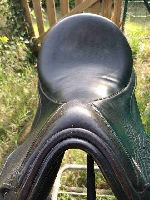 Selle de dressage eric thomas modèle aix- 17,5