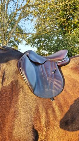 Selle butet très bon état taille 17,5