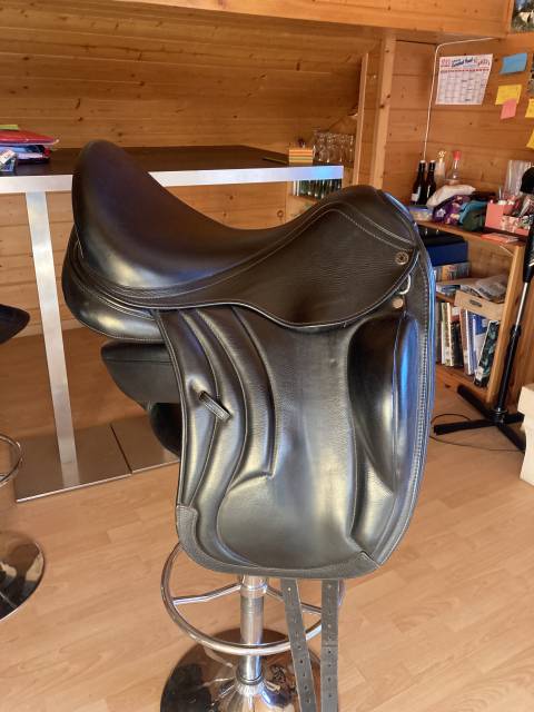 Selle dressage equestro 