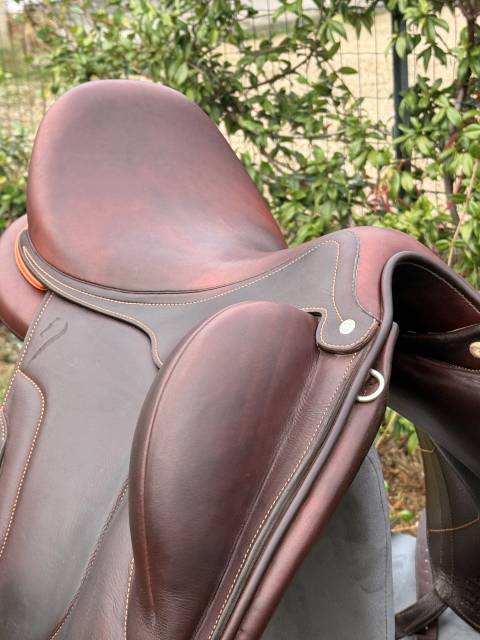 Selle de dressage Antar&egrave;s Tempo &ndash; 17,5&rdquo;