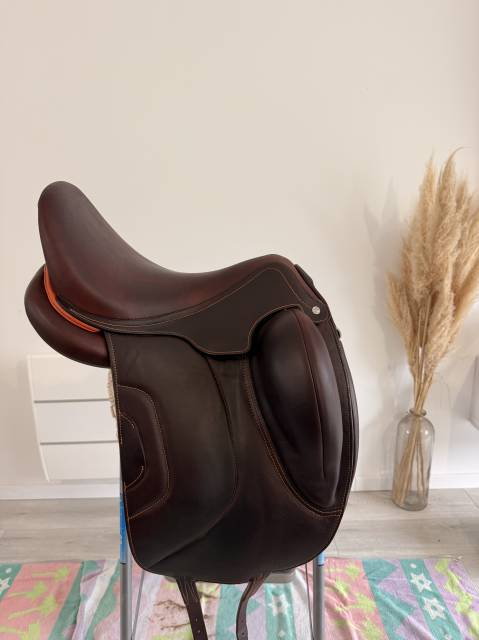 Selle de dressage Antar&egrave;s Tempo &ndash; 17,5&rdquo;