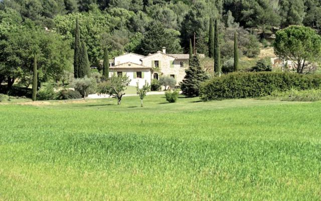 à vendre ferme rénovée à lourmarin sur 5,5 ha