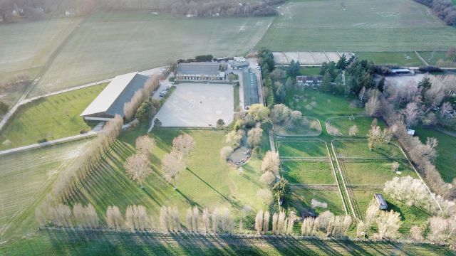 Ecuries haut de gamme avec habitation sur 6 ha - 78