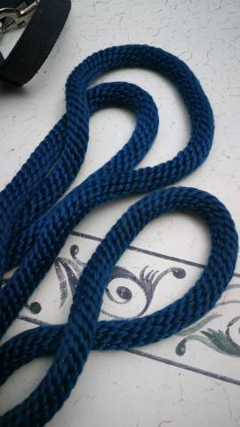 Licol bleu marine à strasse 