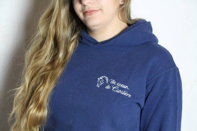 Sweat à capuche Un Coeur de Cavalière Marine Enfant