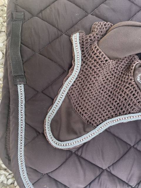 bonnet de concours marron à strass