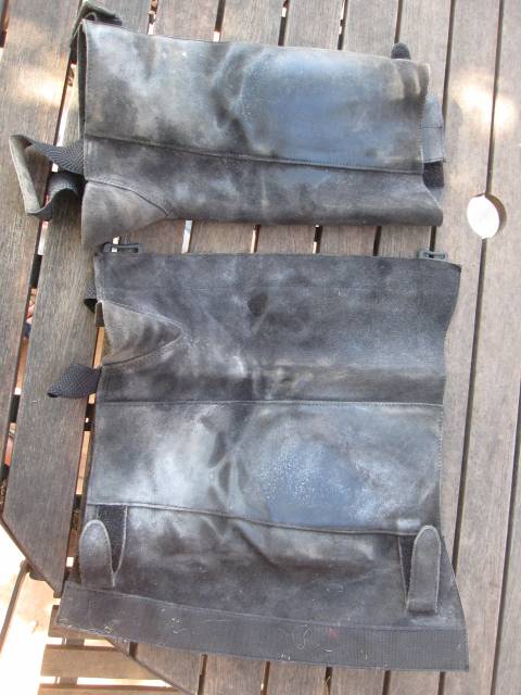 Mini chaps noires en cuir T3