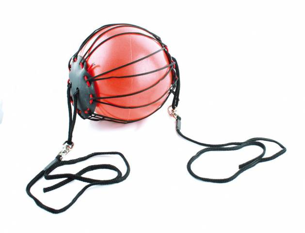 Ballon pour chevaux en plastique et caoutchouc monté sur cordes
