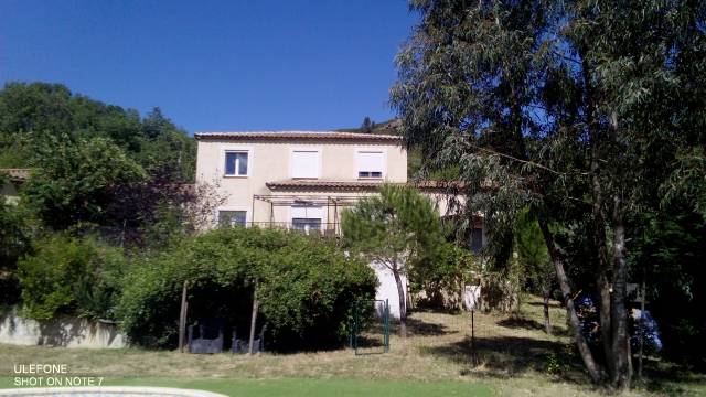 Gîte équestre 9 places avec piscine dans le sud