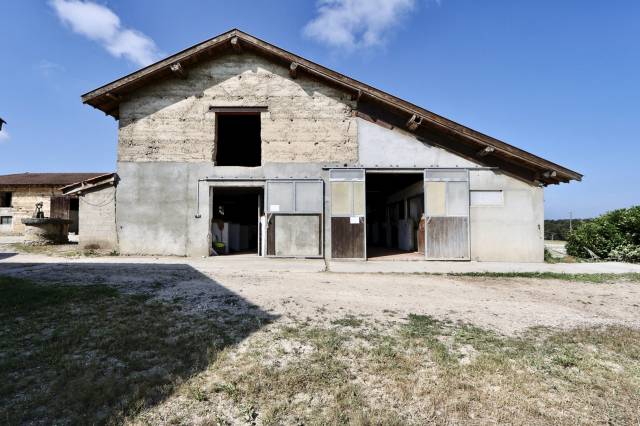 Ecurie proche Bourg-en-Bresse 8 ha