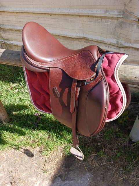 Selle Eric Thomas nue cuir parfait état 17,5