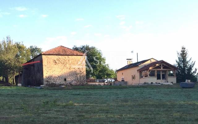 Belle propriété bâtie sur 28ha de pré et bois proche monpazi