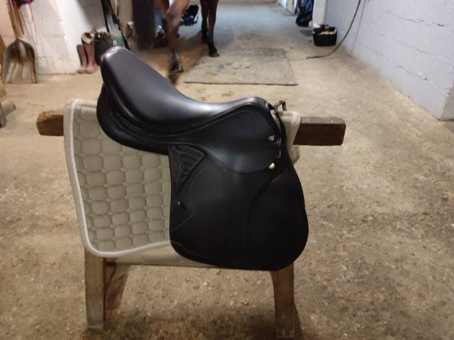 SELLE PRESTIGE FOUILLOUX État neuf