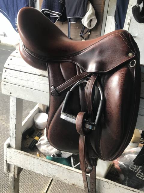 Selle de dressage Devoucoux brune peu utilisée 