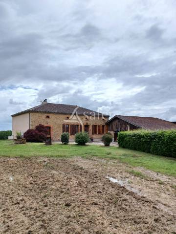 PROPRIETE DE CHARME EN PARFAIT ETAT AVEC 11 HA DE TERRES AGRICOL