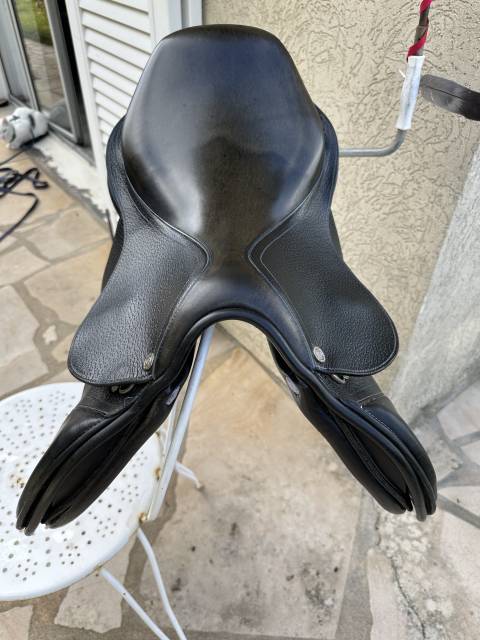 Selle Cuir Noire taille 17 très bon état 