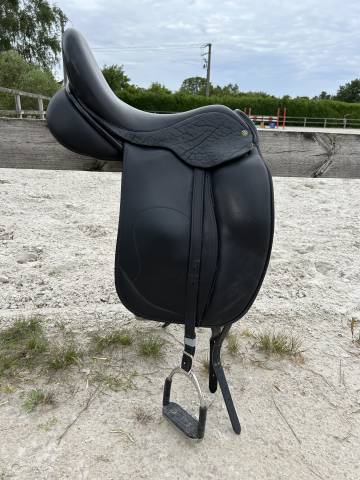 Selle de dressage parfait &eacute;tat 
