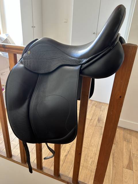 Selle de dressage parfait état 