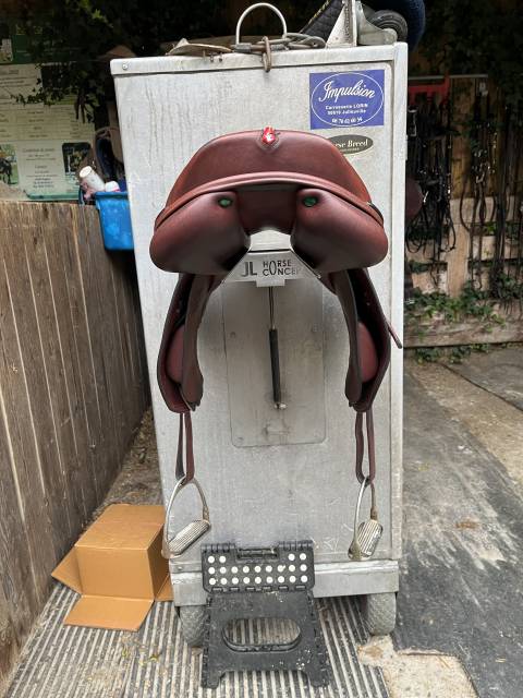 Selle 17 pouces Équipe 2023