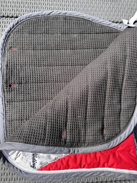 Tapis Fouganza rouge/gris