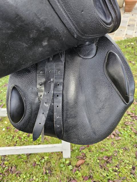 Selle Jump'in One noire 17 pouces à vendre