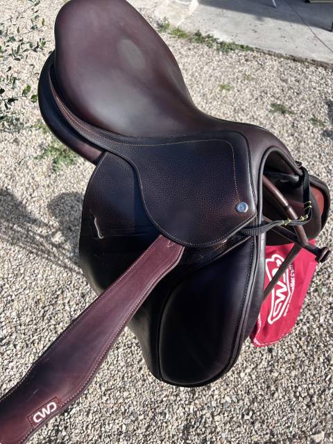 Selle CWD 17 pouces + housse et kit nettoyage 