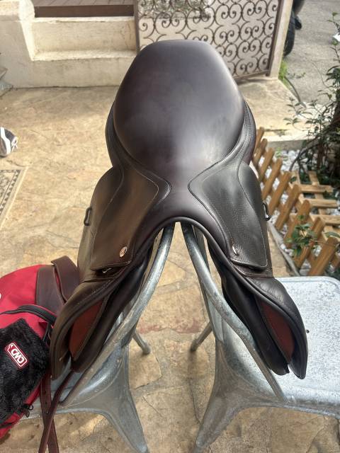 A vendre selle CWD + étrivières CWD + housse + kit