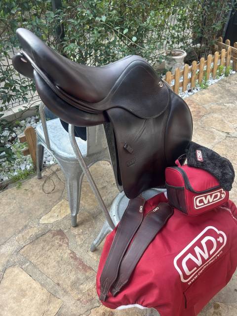 A vendre selle CWD + étrivières CWD + housse + kit
