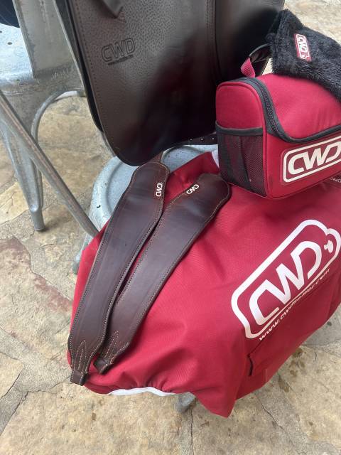 A vendre selle CWD + étrivières CWD + housse + kit