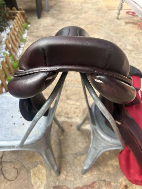 A vendre selle CWD + étrivières CWD + housse + kit