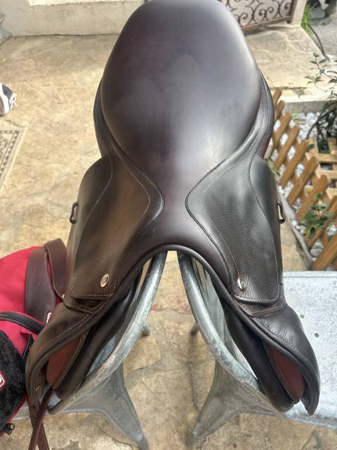 A vendre selle CWD + étrivières CWD + housse + kit