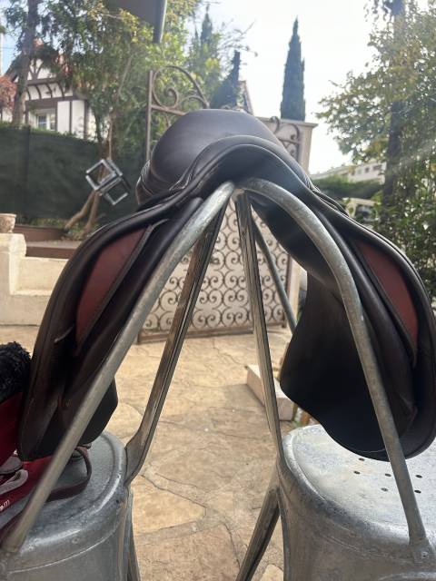 A vendre selle CWD + étrivières CWD + housse + kit