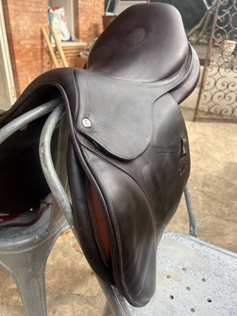 A vendre selle CWD + étrivières CWD + housse + kit