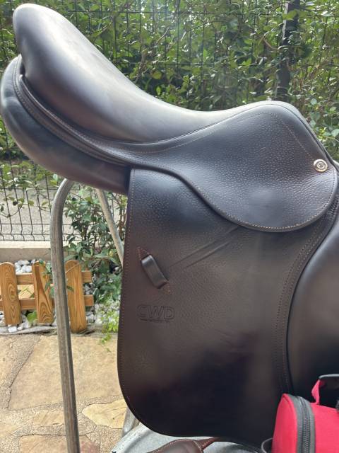 A vendre selle CWD + étrivières CWD + housse + kit